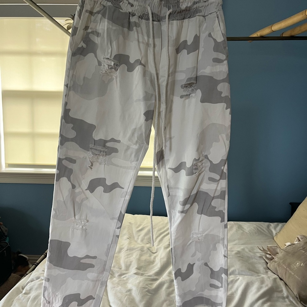 Women’s Camouflage Cropped Pants